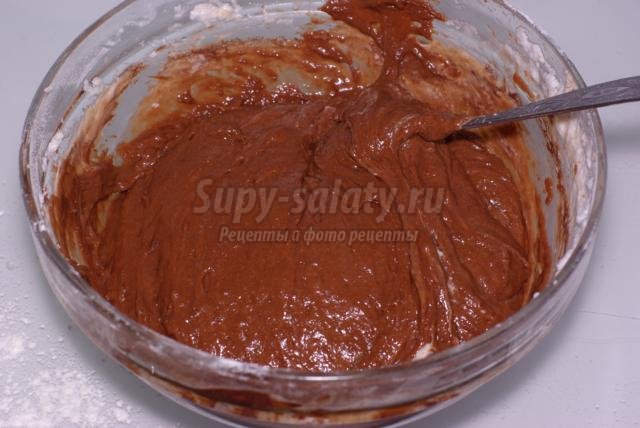 шоколадный торт с грецкими орехами, вишней и красной смородиной