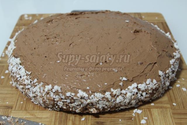 шоколадный торт с грецкими орехами, вишней и красной смородиной