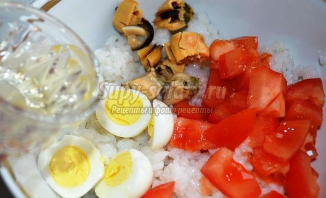 рисовый салат с мидиями и перепелиными яйцами