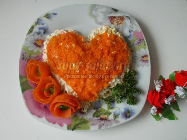 крабовый салат на день Святого Валентина. Сердце