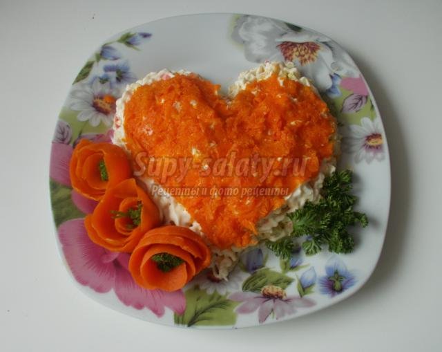 крабовый салат на день Святого Валентина. Сердце
