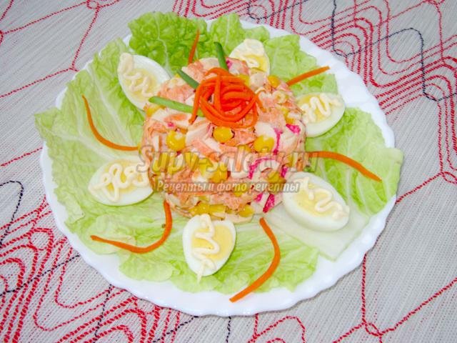 салат с перепелиными яйцами и крабовыми палочками