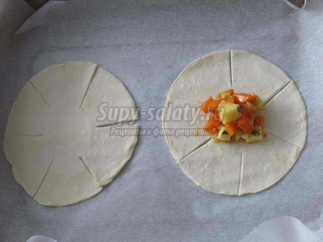 пирожки из слоеного теста с сыром и тыквой