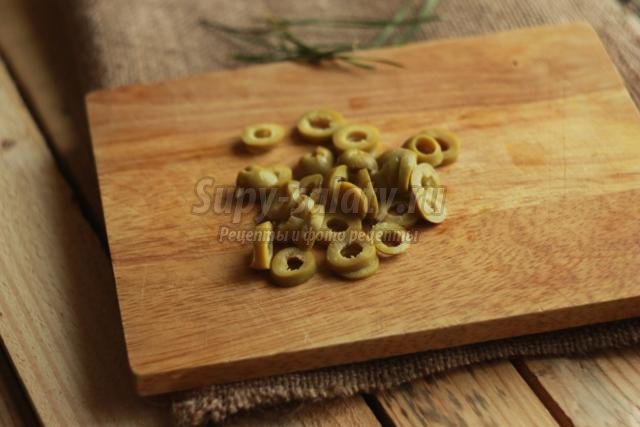 салат из крабовых палочек с оливками
