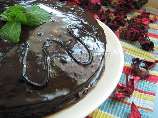 бисквитный торт с шоколадной глазурью. Чародейка