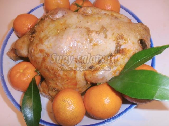 Курица, запеченная в фольге с мандаринами и яблоками