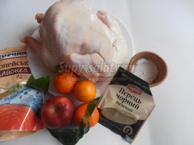 Курица, запеченная в фольге с мандаринами и яблоками