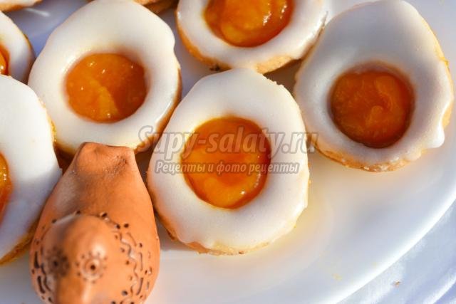 пасхальное лимонное печенье в виде яиц