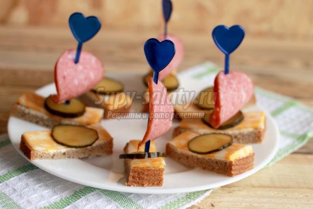 бутерброды с колбасой ко Дню Святого Валентина