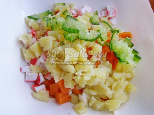 салат с красной икрой, картофелем и морковью