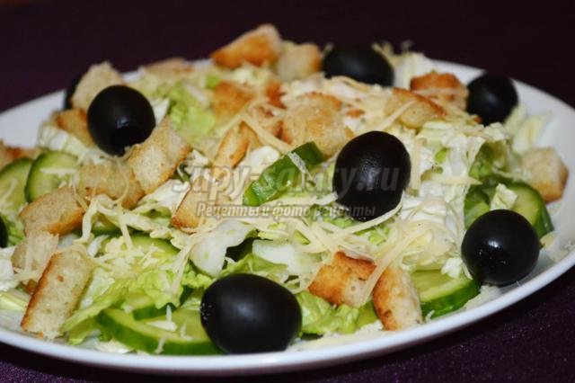 диетический салат из пекинской капусты с оливками и сухариками