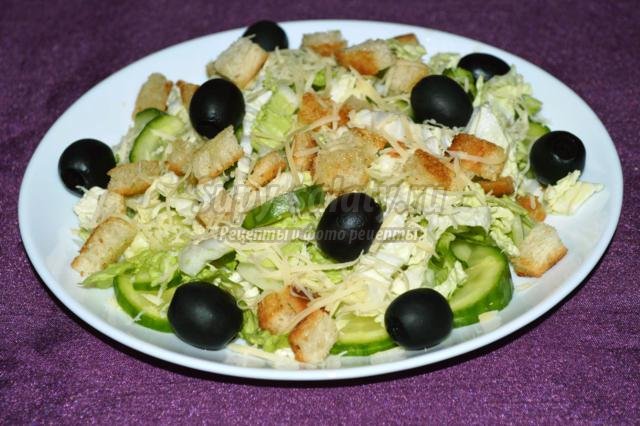 диетический салат из пекинской капусты с оливками и сухариками