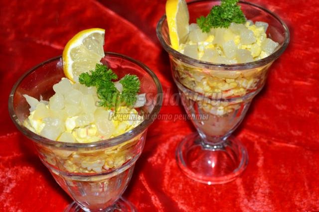 крабовый салат-коктейль с ананасами