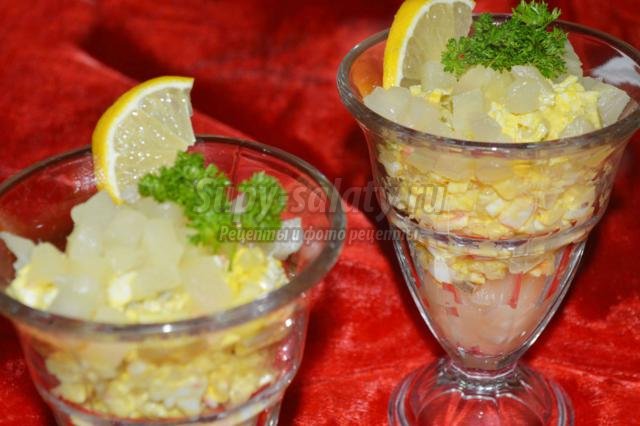 крабовый салат-коктейль с ананасами