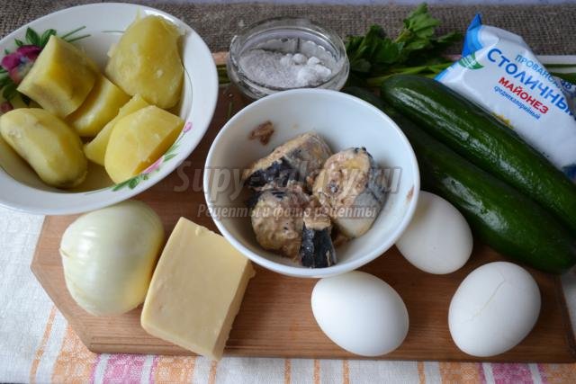 слоеный салат с рыбными консервами и сыром