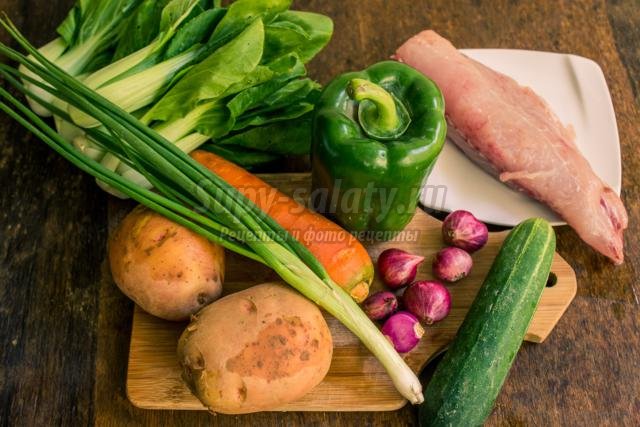 салат из рыбы и овощей в перце