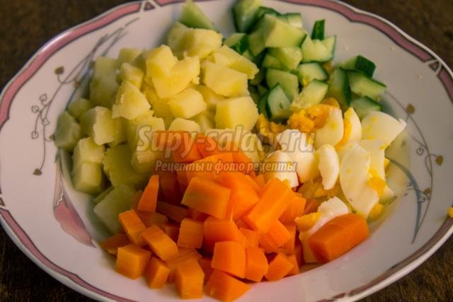 салат из рыбы и овощей в перце