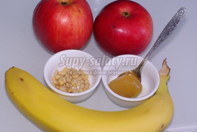 печеные яблоки с медом, бананом и кедровыми орешками