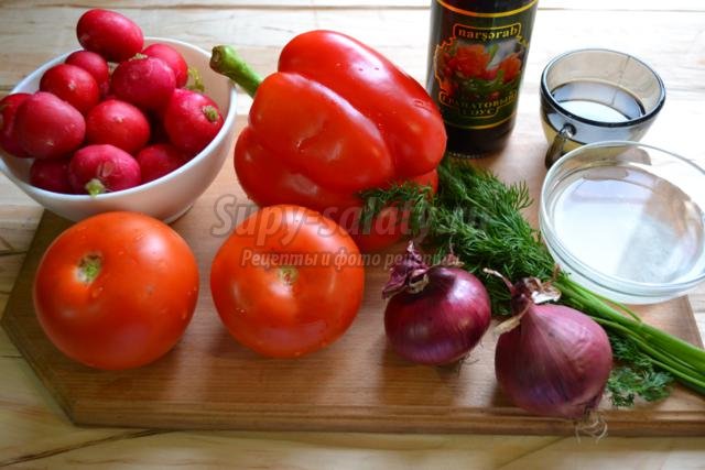 красный овощной салат с гранатовым соусом
