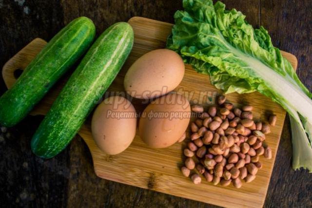 диетический зеленый салат с орешками