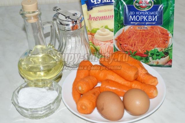 салат из моркови с омлетом