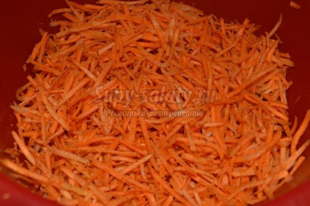 салат из моркови с омлетом
