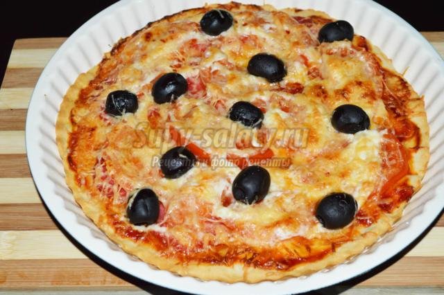 пицца с салями и маслинами