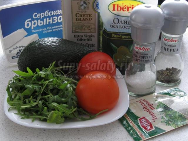 салат из рукколы с мягким сыром и авокадо