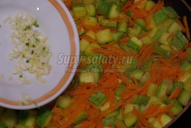 постные тушёные кабачки с морковью, чесноком и зеленью петрушки