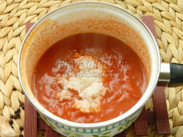 постный томатный суп с рисом и зеленью
