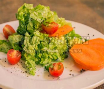 диетический салат с двумя видами капусты