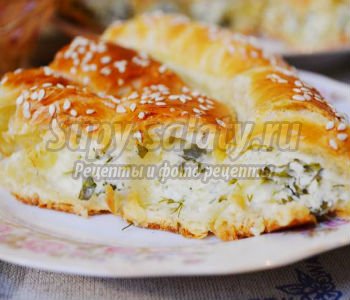пирог из слоеного теста с сыром, брынзой и зеленью