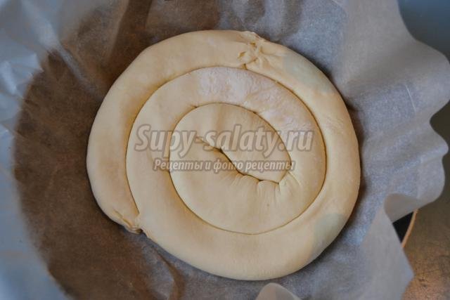 пирог из слоеного теста с сыром, брынзой и зеленью