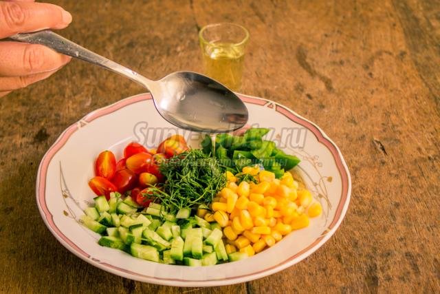 постный овощной салат с кукурузой. Цветной
