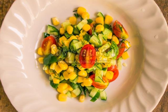 постный овощной салат с кукурузой. Цветной