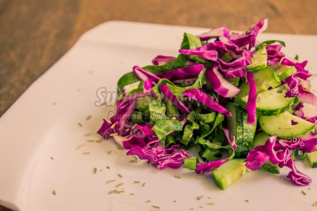 капустный салат с огурцами и луком