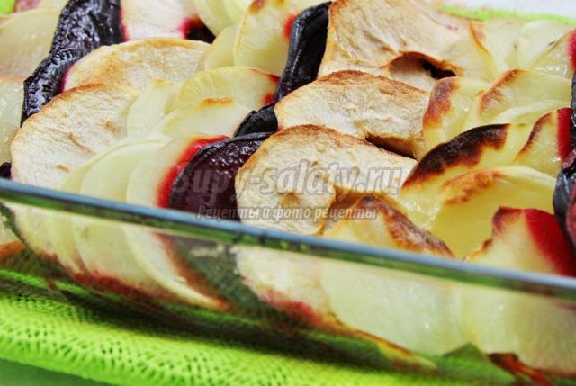 постная запеканка из картофеля, свеклы и яблок