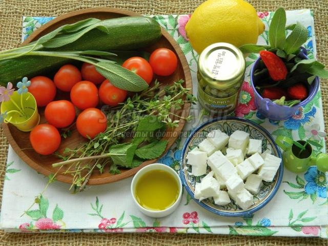диетический салат из цукини, черри, брынзы с шалфеем, тимьяном и мятой