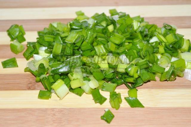 весенний овощной салат с сельдью