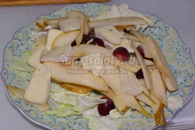салат с хамоном, грушей и сыром Камамбер