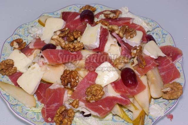 салат с хамоном, грушей и сыром Камамбер