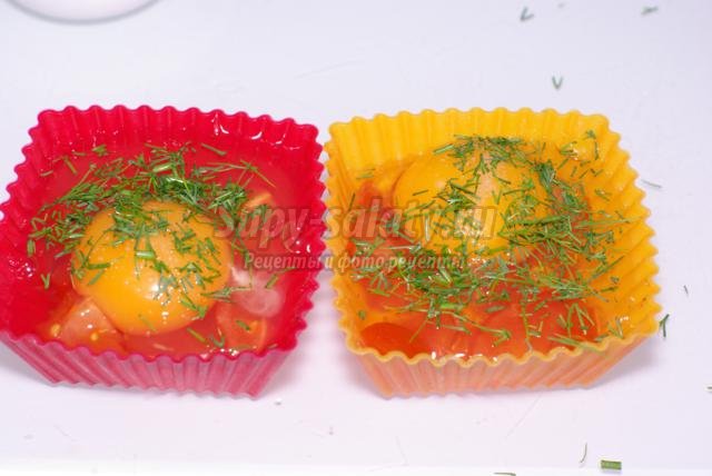 яичница на пару в мультиварке с помидорами и сыром