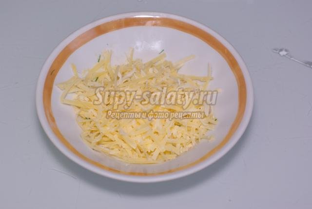 яичница на пару в мультиварке с помидорами и сыром