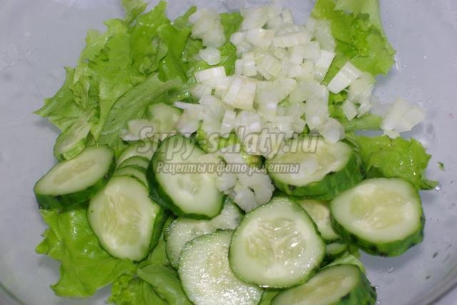 зеленый салат с фисташками, арахисом и тыквенными семечками