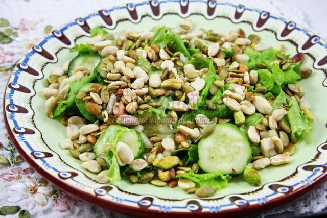 зеленый салат с фисташками, арахисом и тыквенными семечками