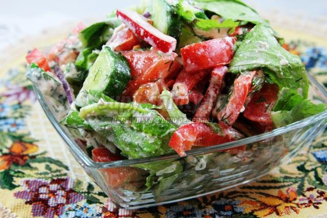 летний салат из свежих овощей с творогом