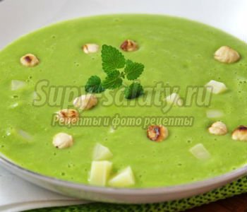 суп-пюре из зеленого горошка с сыром и орехами
