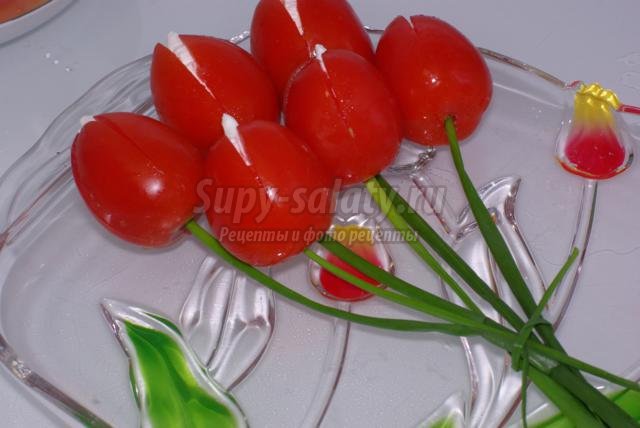тюльпаны из помидоров со сливочным сыром