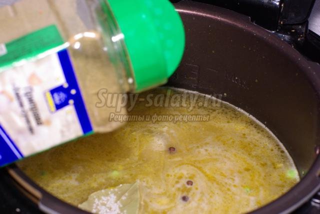 суп с фрикадельками, зеленым горошком и кускусом в мультиварке