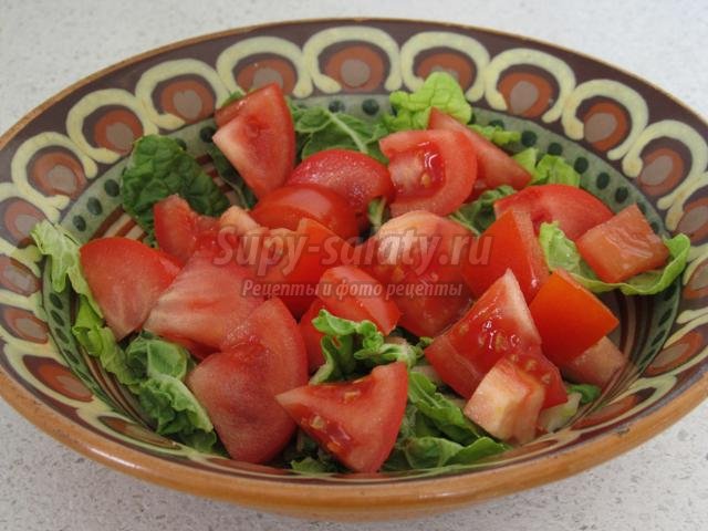 салат из фасоли с помидорами и сухариками